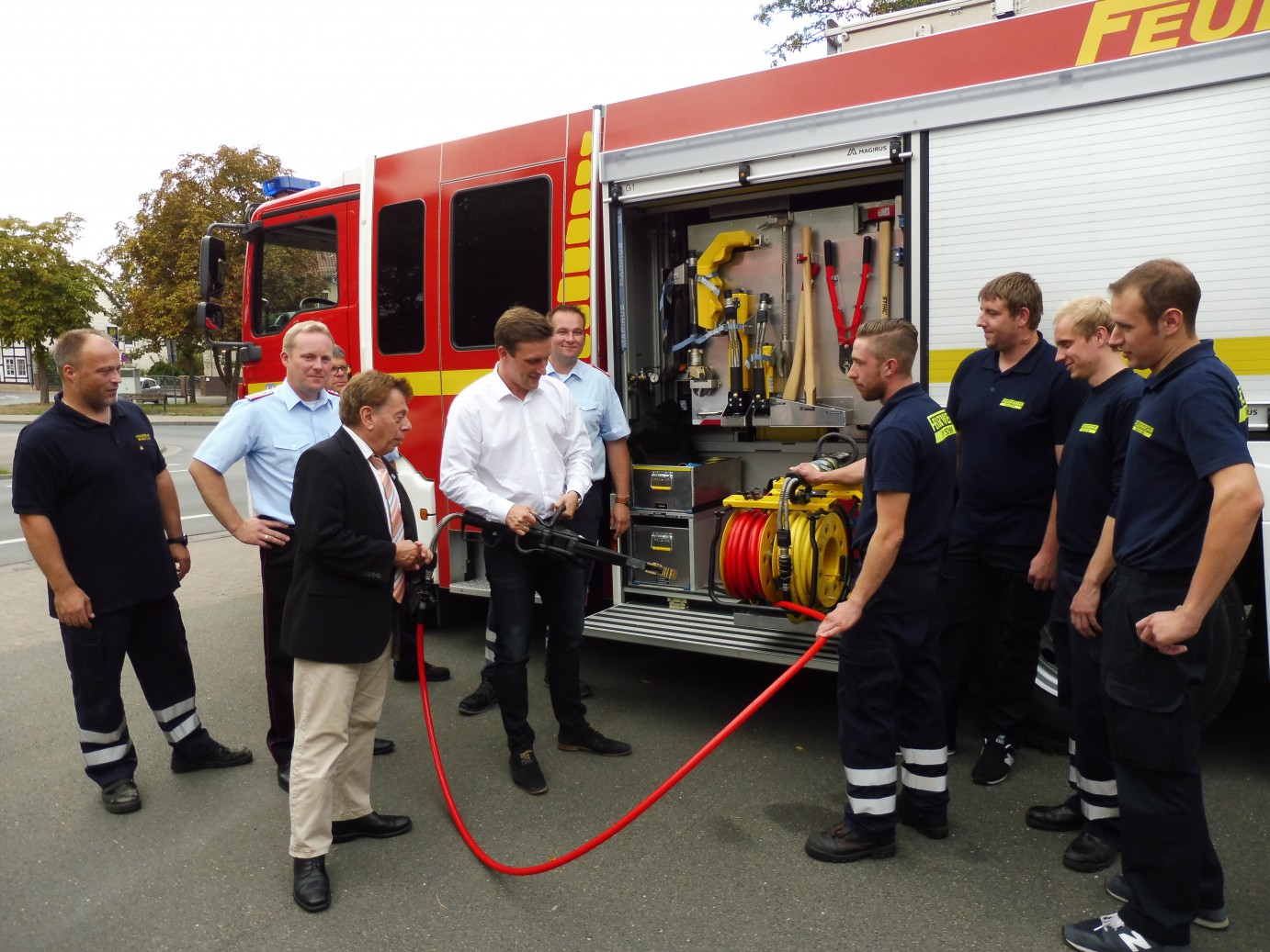 Am neuen Einsatzfahrzeug der Feuerwehr Wunstorf